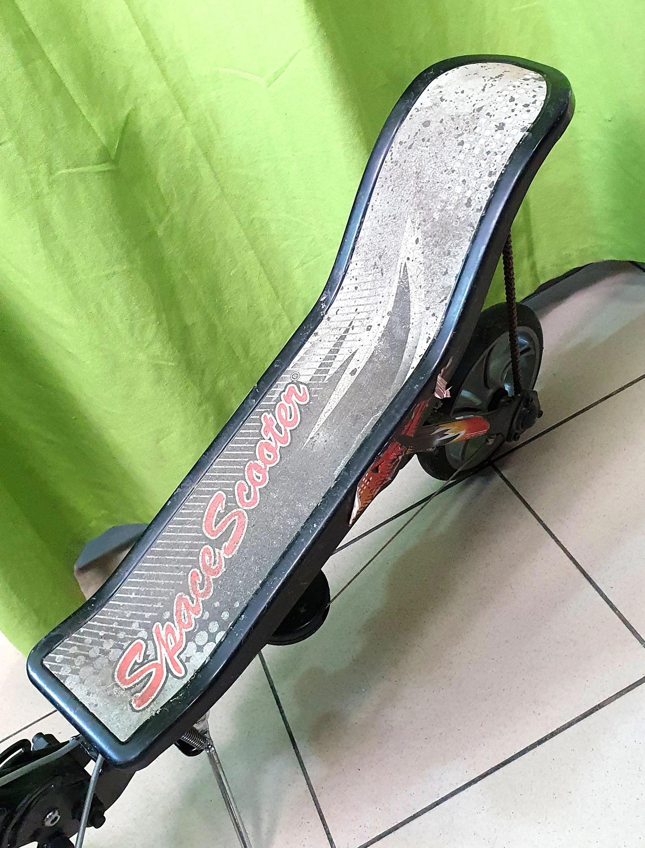 hulajnoga-space-scooter-z-napedem-mechanicznym-liczba-kol-2