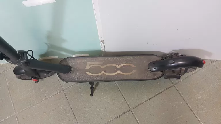 HULAJNOGA ELEKTRYCZNA FIAT F500 F85K CZARNY