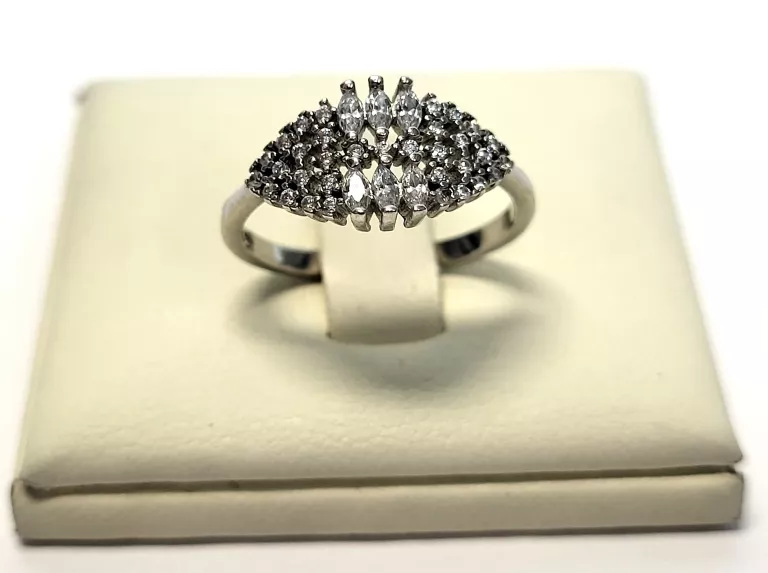 ŁADNY SREBRNY PIERŚCIONEK 1.95G R.13 P925