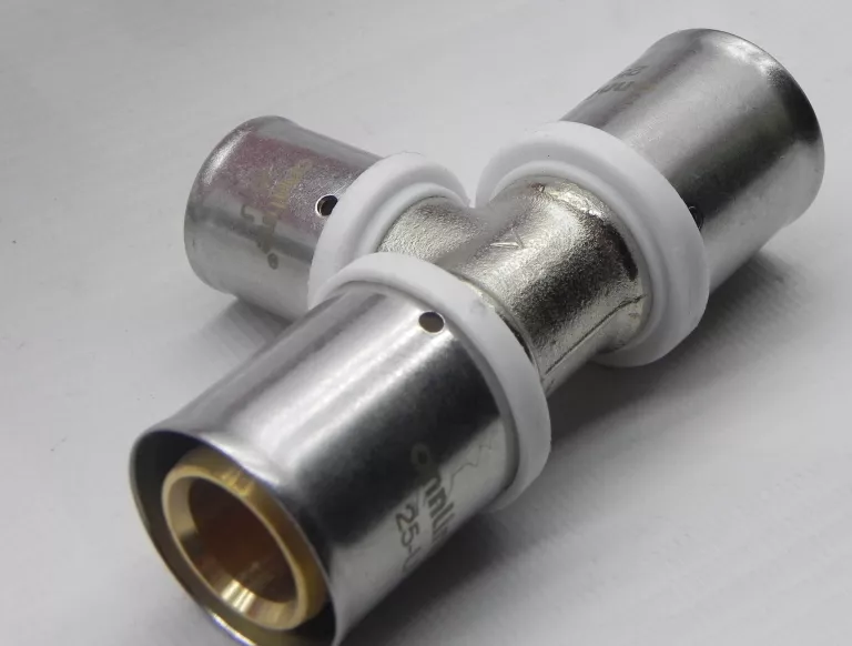 trojnik-redukcyjny-zaprasowywany-25x20x20-mm-stan-uzywany