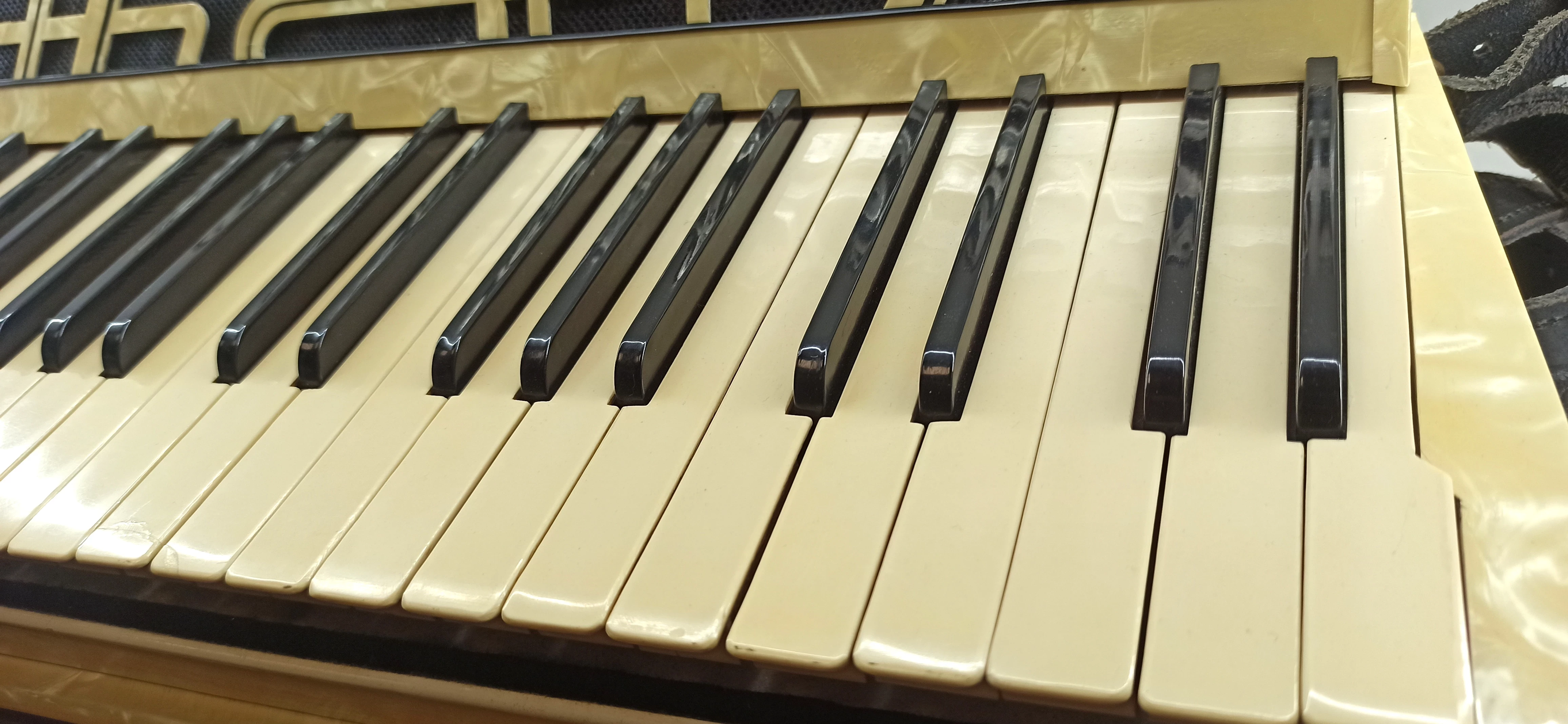 akordeon-hohner-verdi-v-stan-uszkodzony