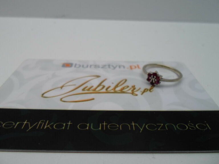 PRZEPIĘKNY PIERŚCIONEK BIAŁE ZŁOTKO RUBINY DIAMENT