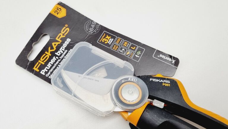 SEKATOR NOŻYCOWY FISKARS P961 28,5 CM