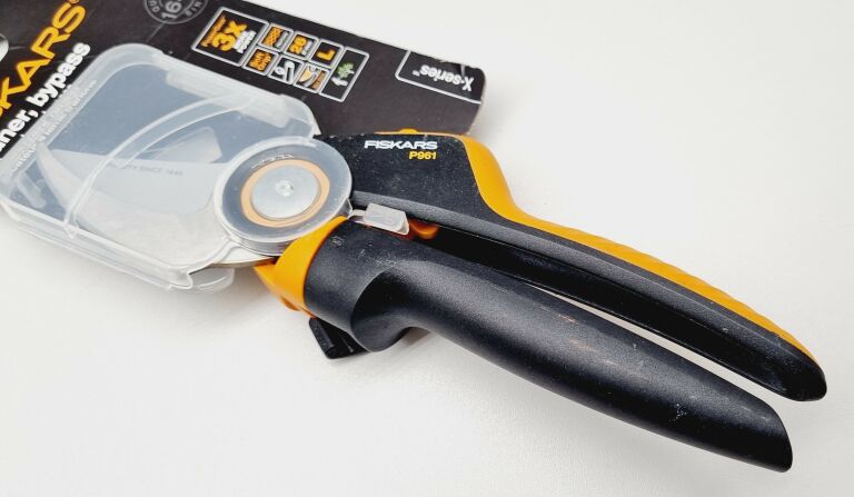 SEKATOR NOŻYCOWY FISKARS P961 28,5 CM