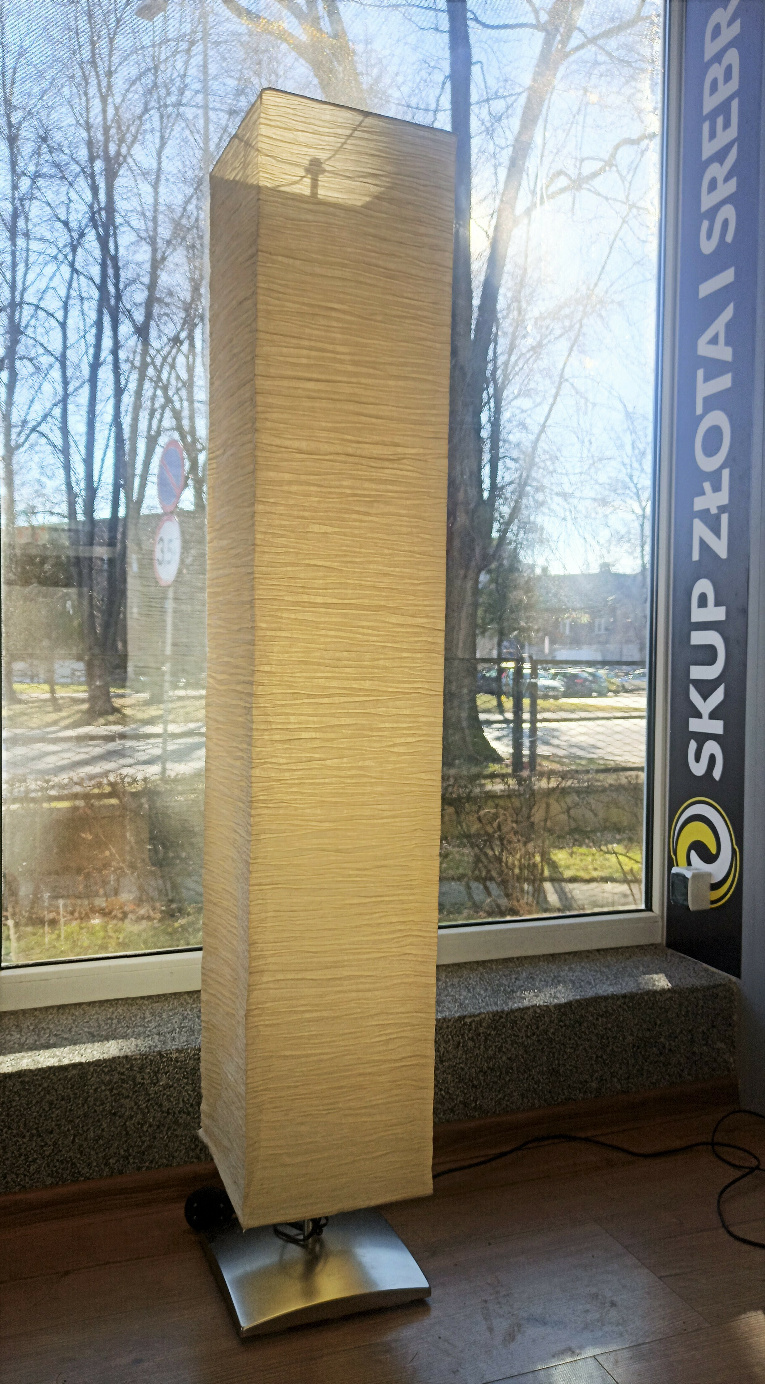 lampa-stojaca-podlogowa-papierowa-tuba-bezowa-kolor-odcienie-brazu-i-bezu