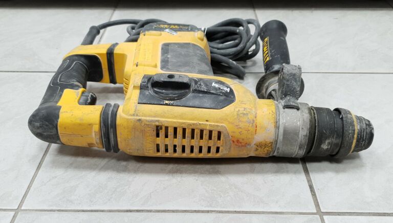 MŁOTOWIERTARKA DEWALT D25413 WALIZKA