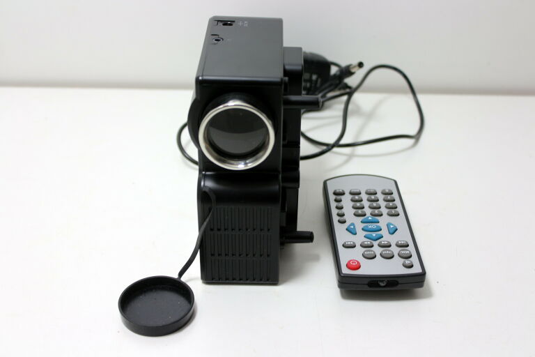 PROJEKTOR CHIŃSKI NONAME MODEL UC28 PLUS