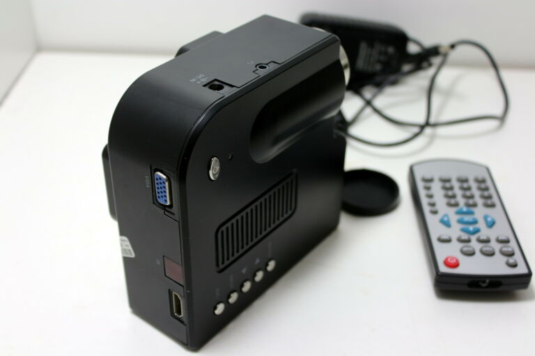 PROJEKTOR CHIŃSKI NONAME MODEL UC28 PLUS