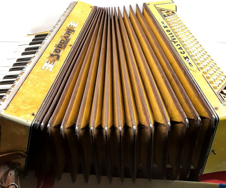 akordeon-soprani-castello-120-basow-stan-uzywany