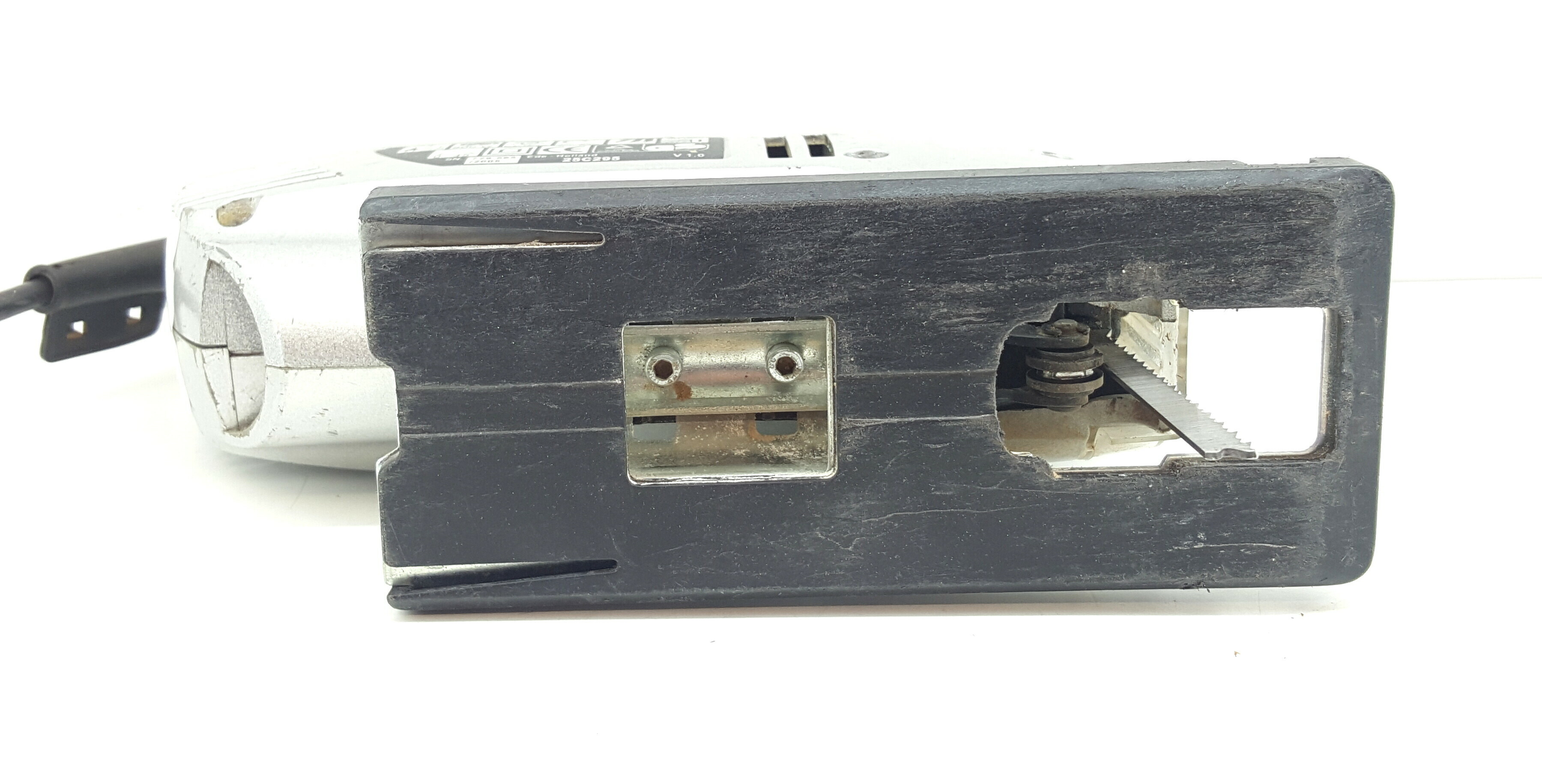 wyrzynarka-kinzo-800w-25c295-mocowanie-brzeszczotu-chwyt-typu-t