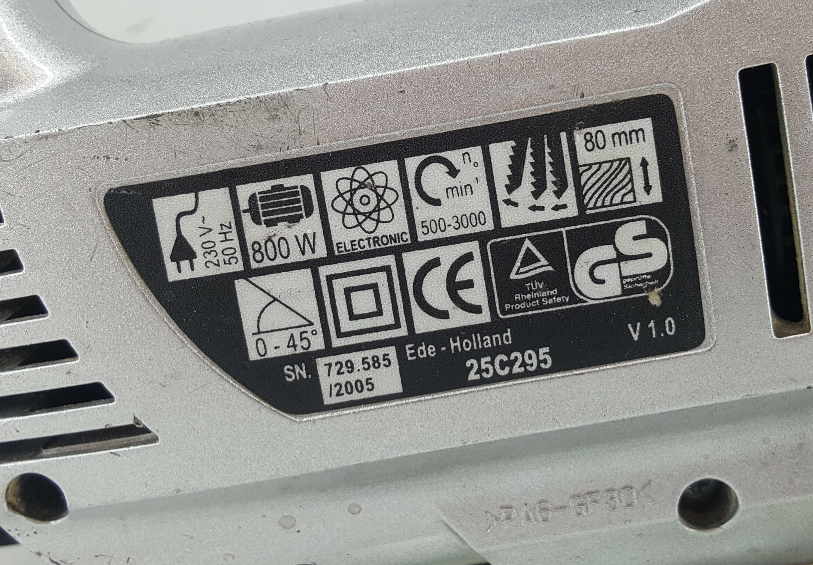 wyrzynarka-kinzo-800w-25c295-zasilanie-sieciowe