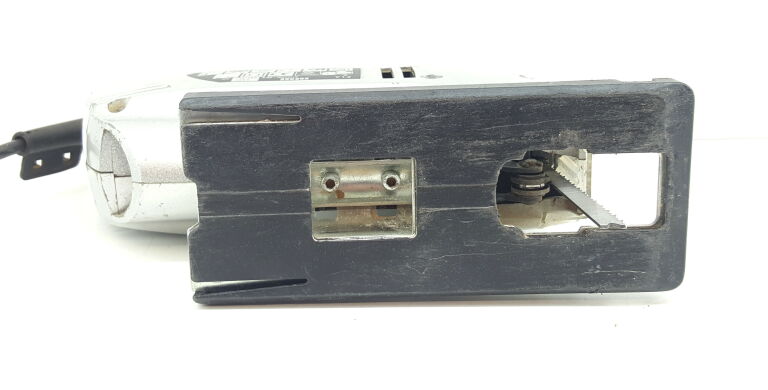 wyrzynarka-kinzo-800w-25c295-mocowanie-brzeszczotu-chwyt-typu-t