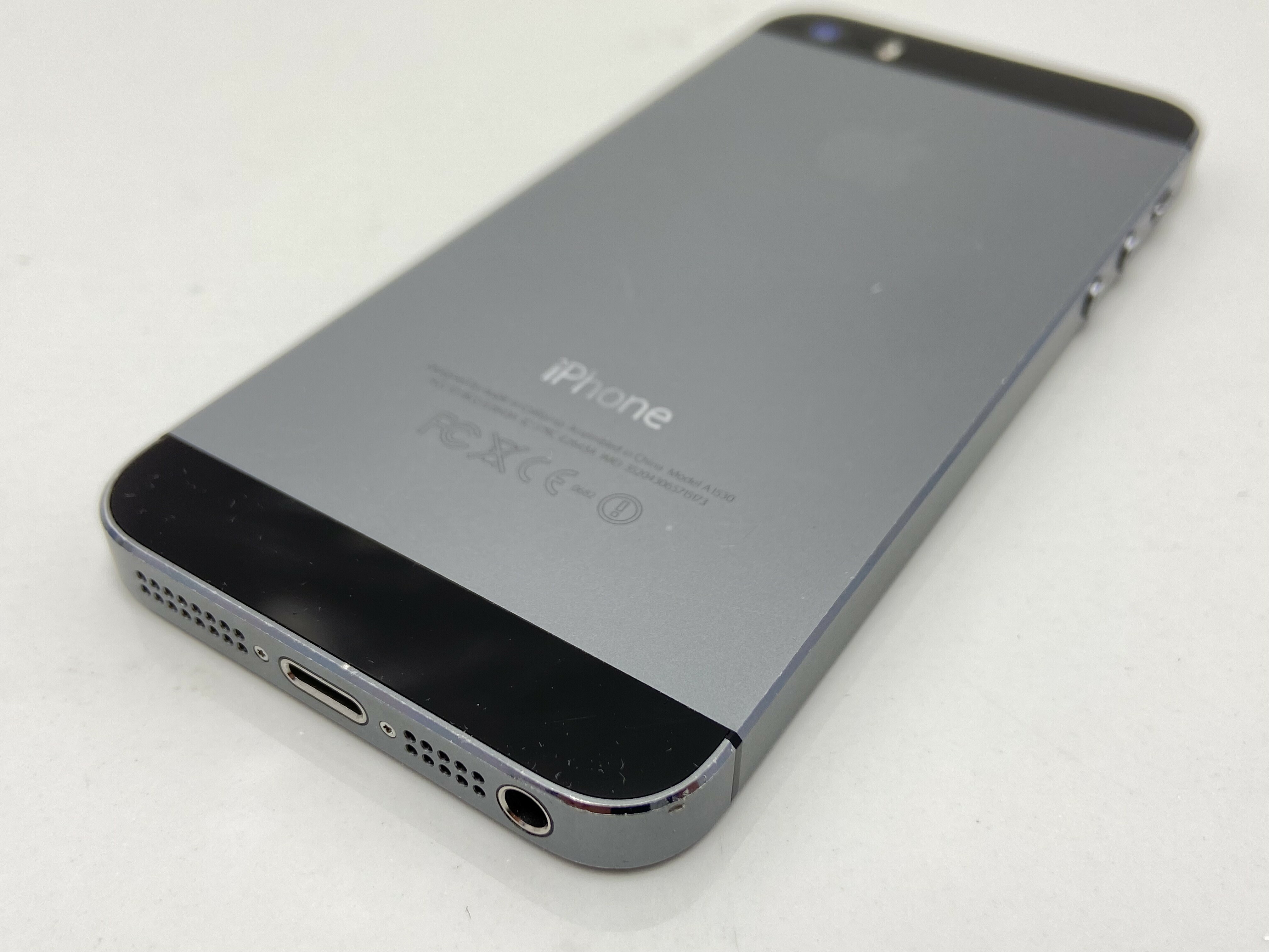 telefon-iphone-5s-1gb16-gb-gwiezdna-szarosc-ean-885909784462