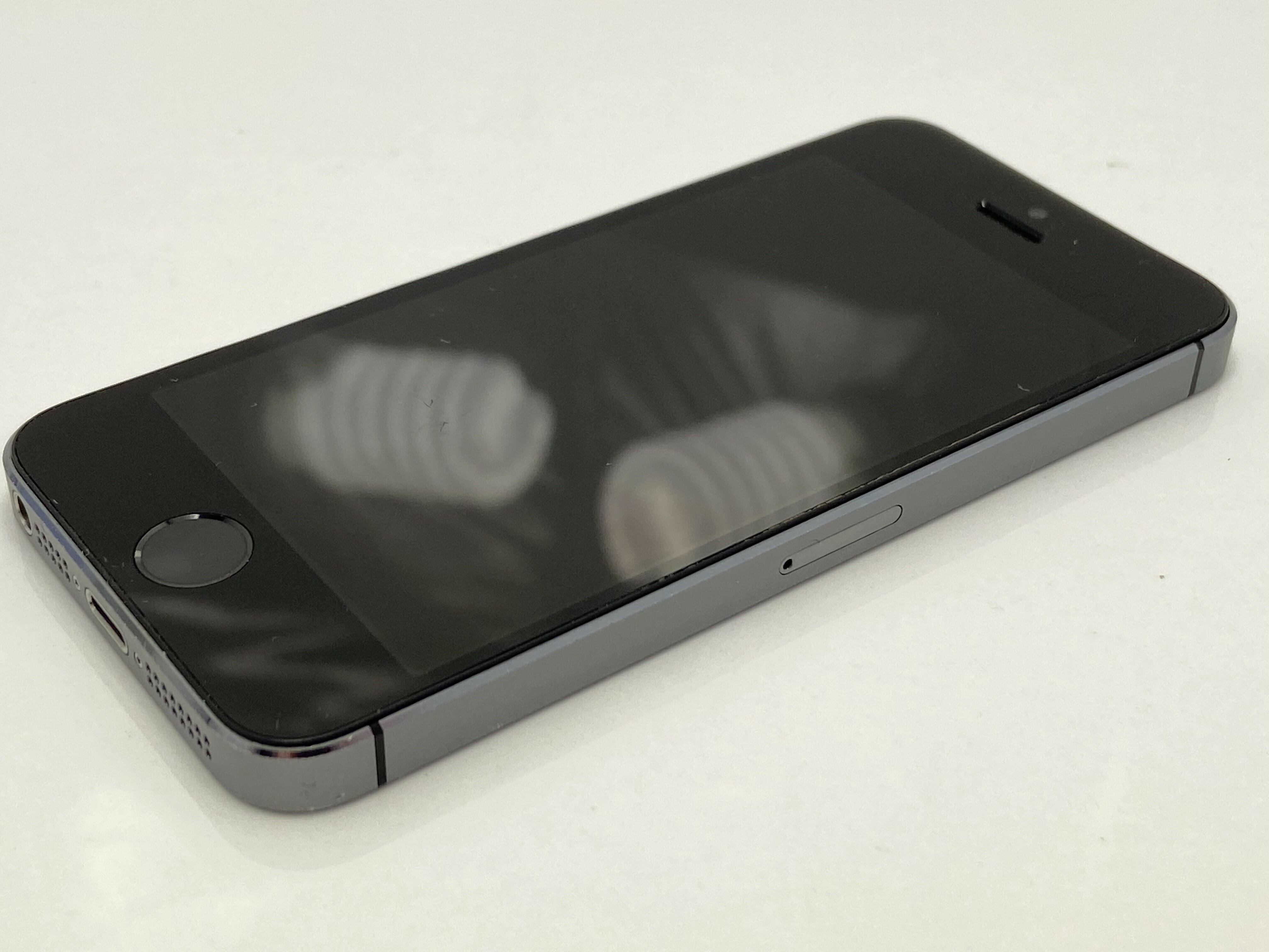 telefon-iphone-5s-1gb16-gb-gwiezdna-szarosc-pojemnosc-akumulatora-1560