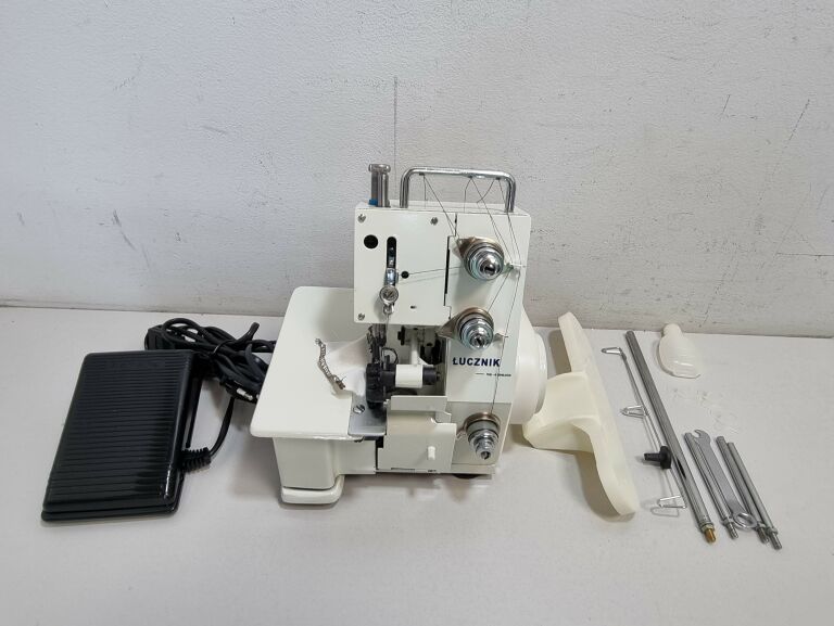 maszyna-do-szycia-owerlok-lucznik-fn-2-8-minilock-kolor-dominujacy-bialy