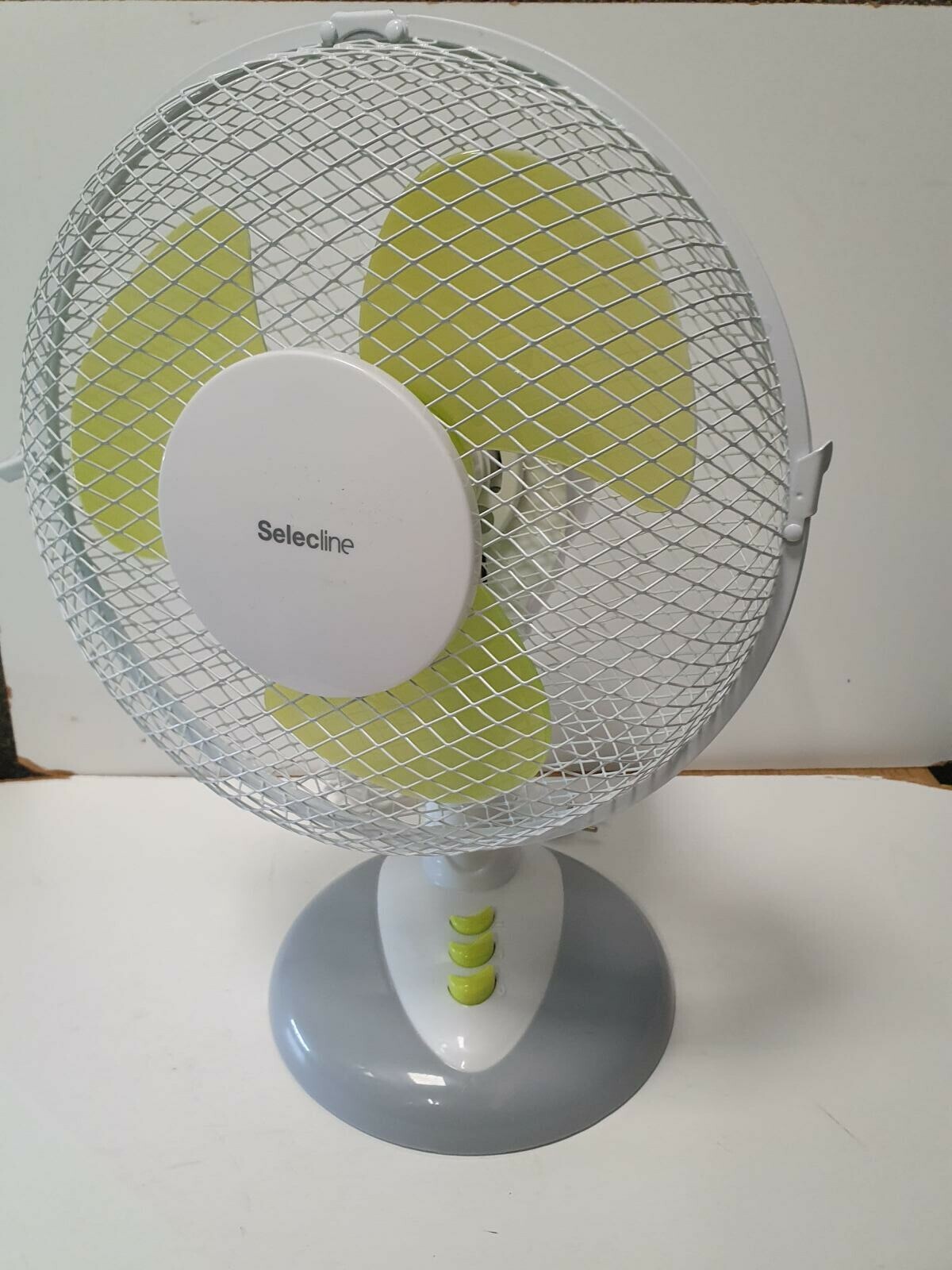 wiatrak-biurkowy-selecline-w-pudelku-rodzaj-wentylatora-stolowy
