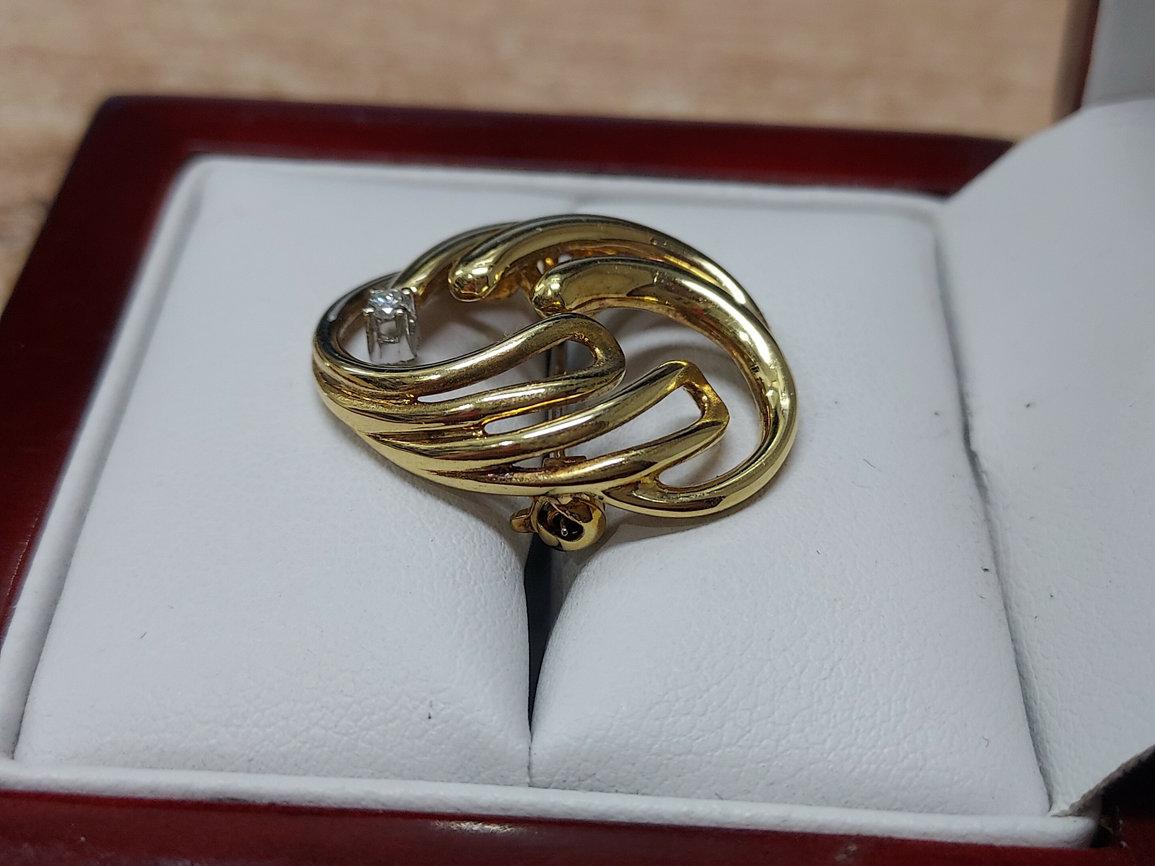 zlota-broszka-z-brylantem-pr-585-14k-003-ct-cechy-wystepuje-w-komplecie