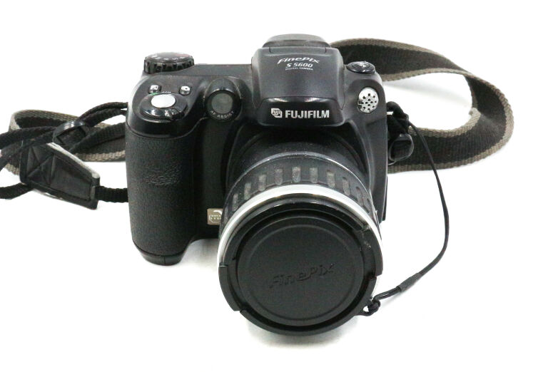 APARAT FUJIFILM FINEPIX S5600 5.1 MPIX 10X ZOOM