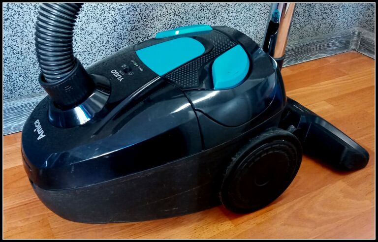 ODKURZACZ AMICA YUGO 900W VM 1045