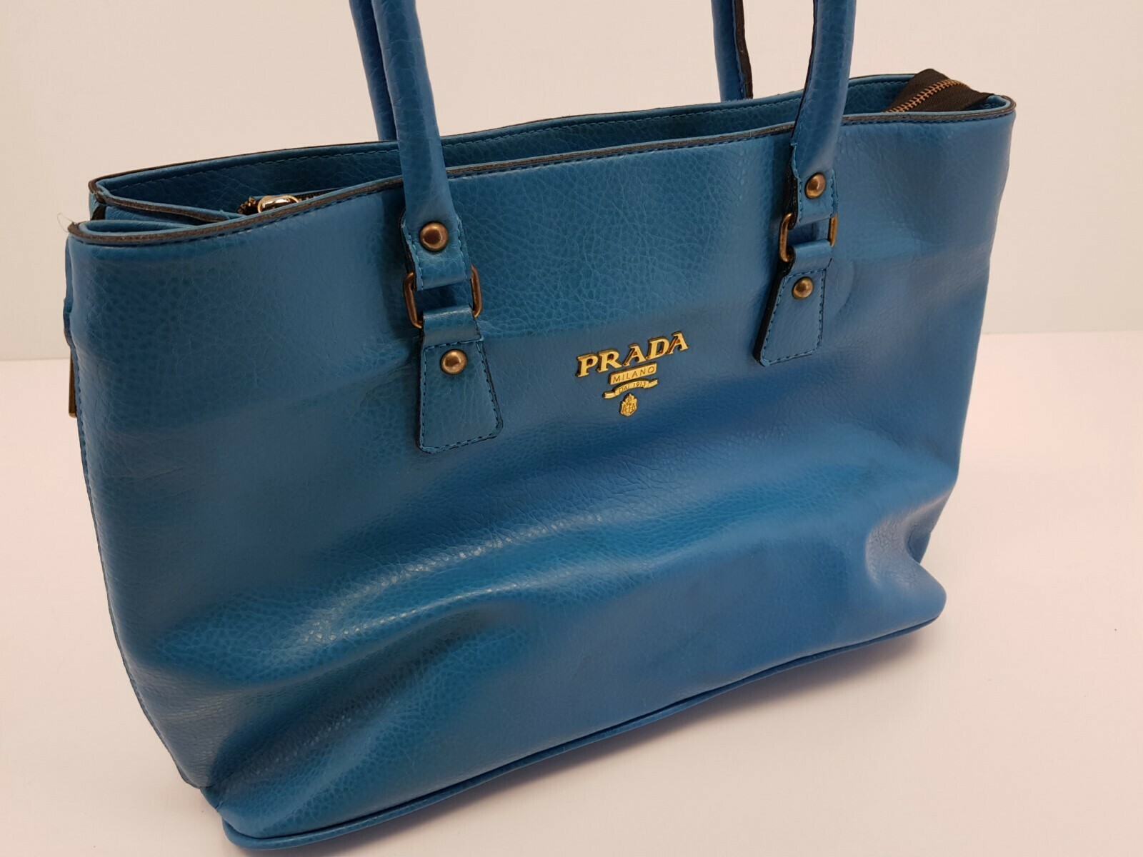 torebka-prada-milano-dal-1913-material-dominujacy-inny