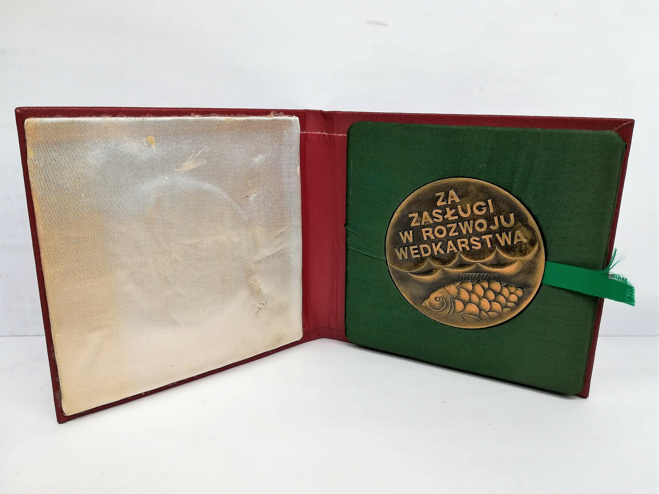 medal-za-zaslugi-w-rozwoju-wedkarstwa-pudelko-wroclawska-6-opole-sj