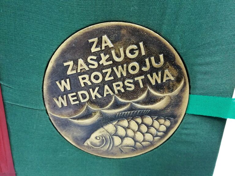 medal-za-zaslugi-w-rozwoju-wedkarstwa-pudelko-wroclawska-6-opole-sj