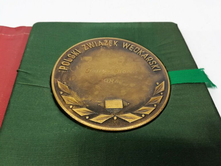 medal-za-zaslugi-w-rozwoju-wedkarstwa-pudelko-oryginal-oryginal