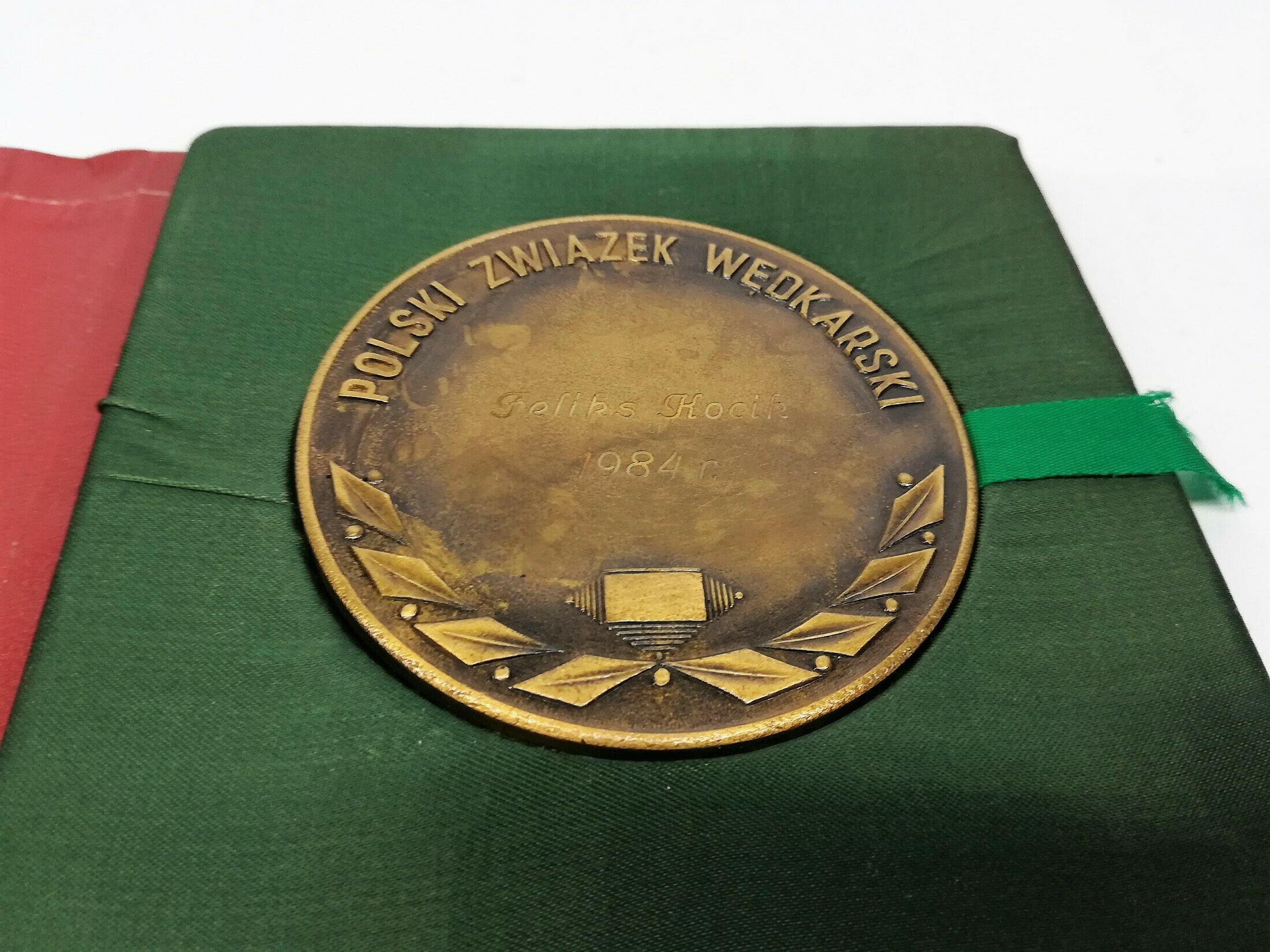 medal-za-zaslugi-w-rozwoju-wedkarstwa-pudelko-oryginal-oryginal