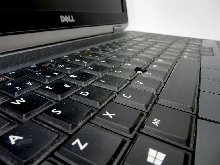 LAPTOP DELL LATITUDE E6530 I7-3740, 8GB RAM, 1TB - PĘKNIĘTY