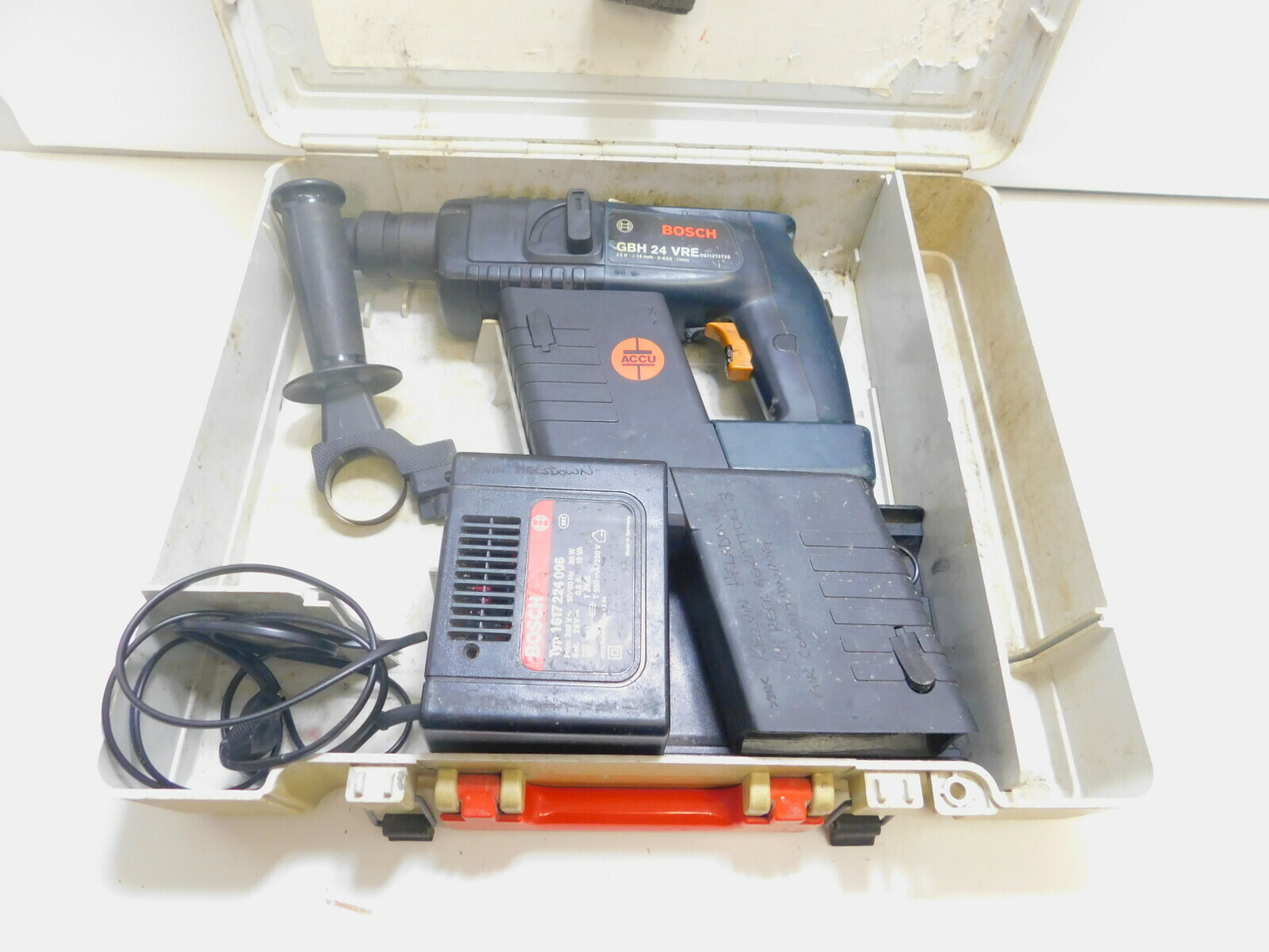 mlotowiertarka-bosch-gbh-24-vre-zestaw-marka-bosch