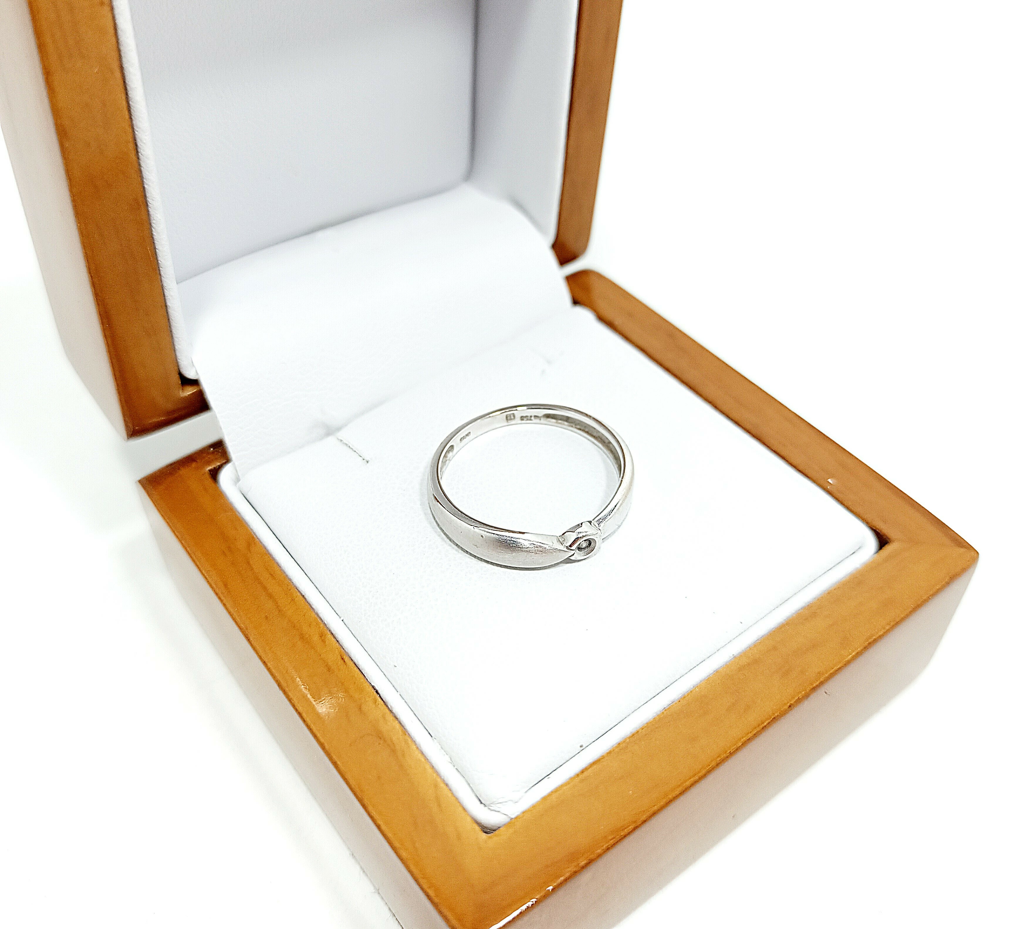 piekny-pierscionek-750-z-brylantem-215g-r12-rodzaj-2205-2