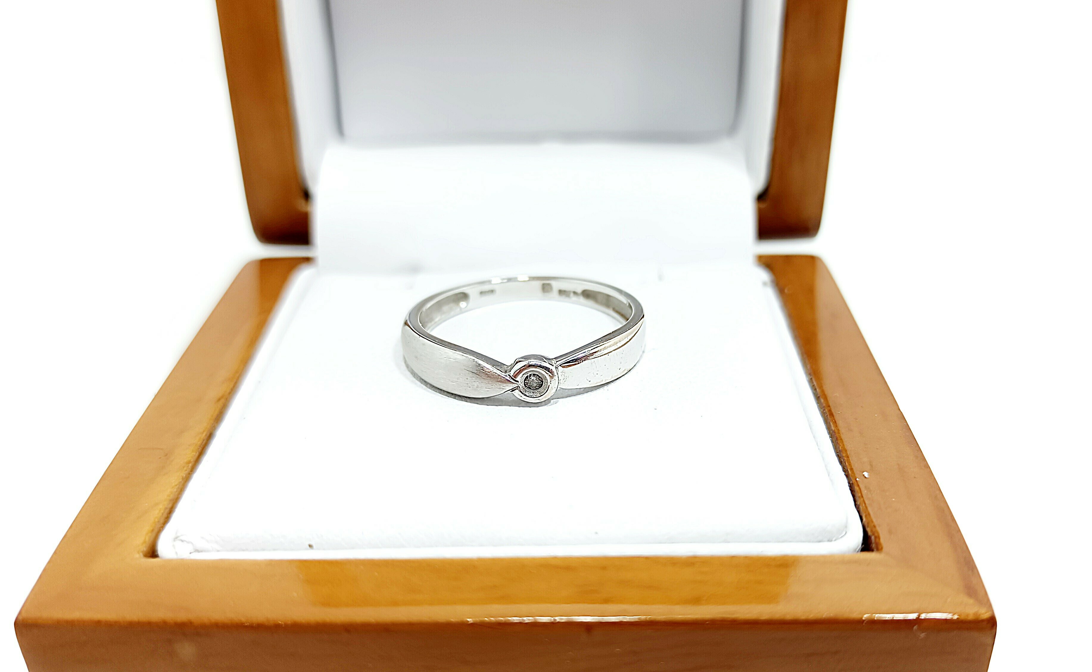 piekny-pierscionek-750-z-brylantem-215g-r12-stan-11323-2