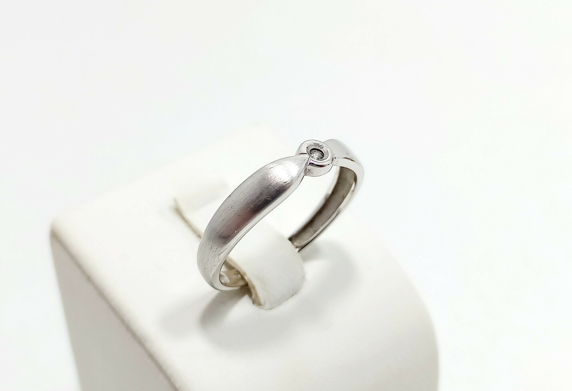 piekny-pierscionek-750-z-brylantem-215g-r12-trocka-11-warszawa