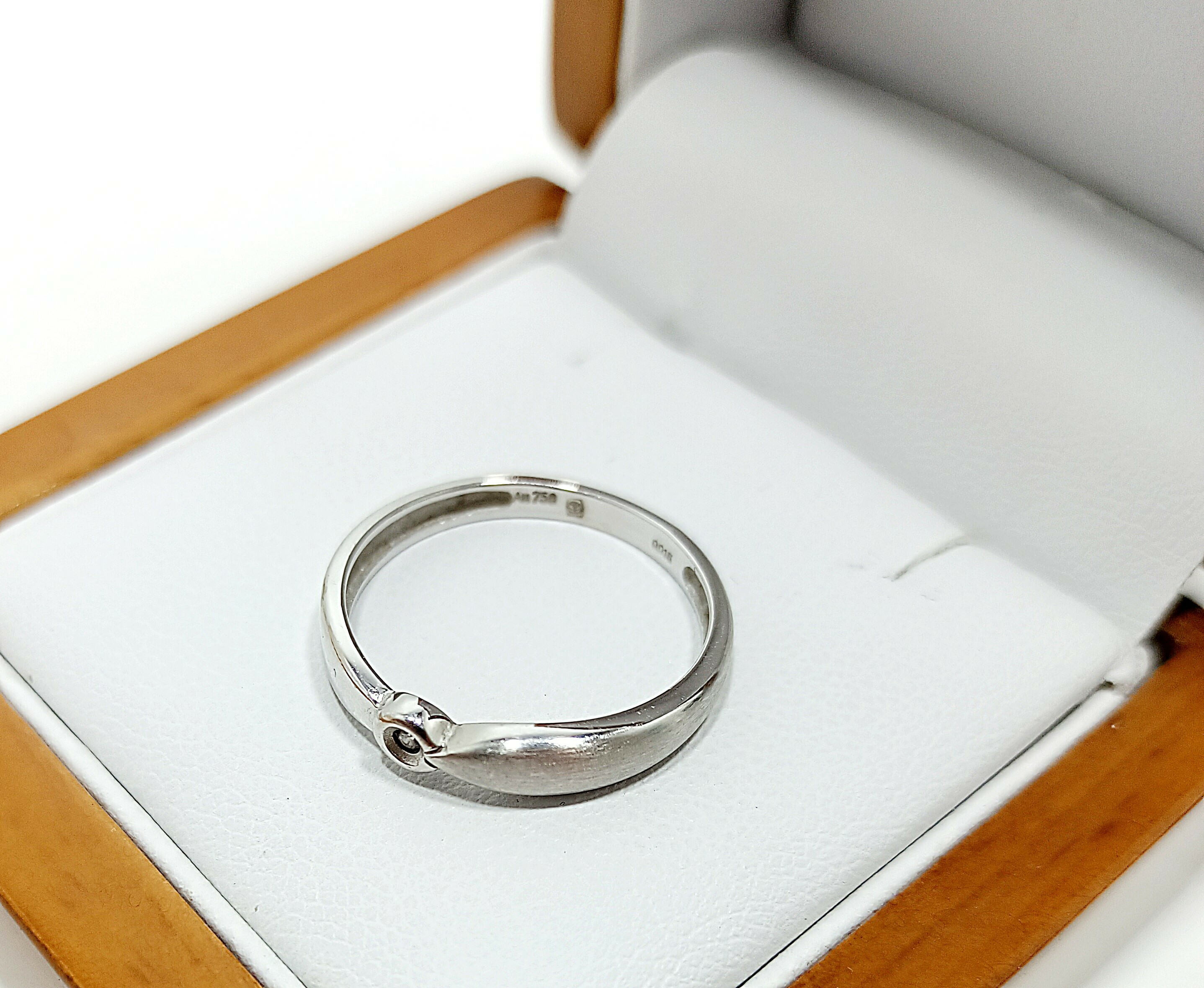 piekny-pierscionek-750-z-brylantem-215g-r12-waga-215