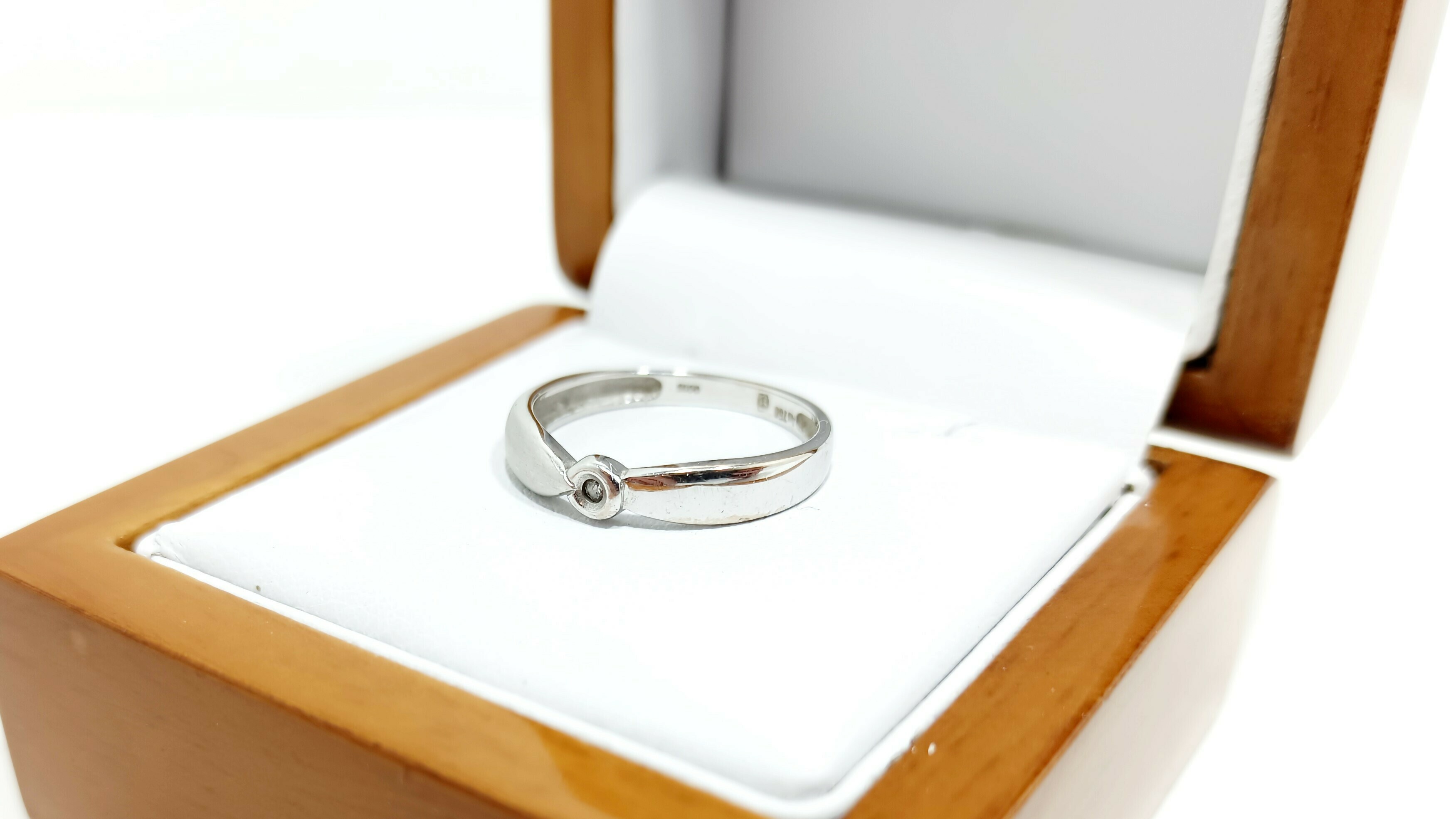 piekny-pierscionek-750-z-brylantem-215g-r12-material-15835-2