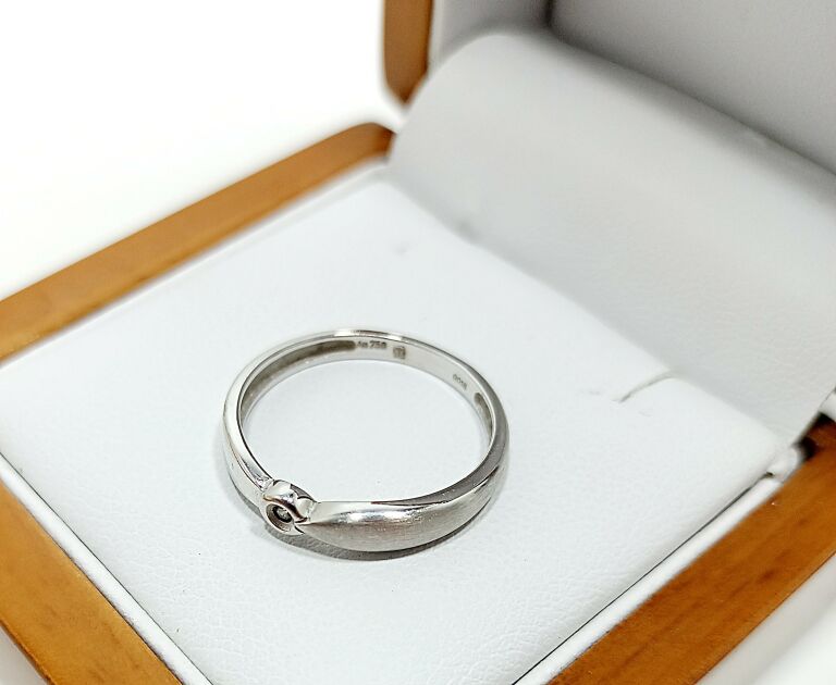 piekny-pierscionek-750-z-brylantem-215g-r12-kolor-dominujacy-205826-225106