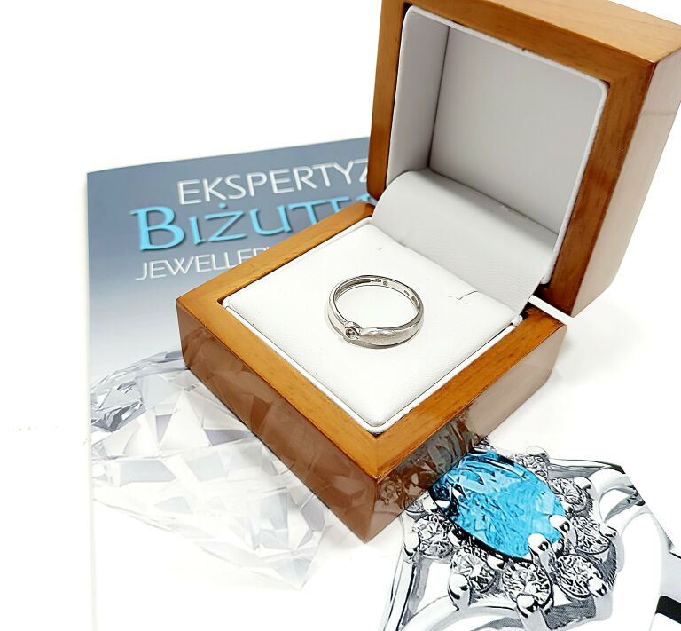 piekny-pierscionek-750-z-brylantem-215g-r12-kolor-249512-1647429