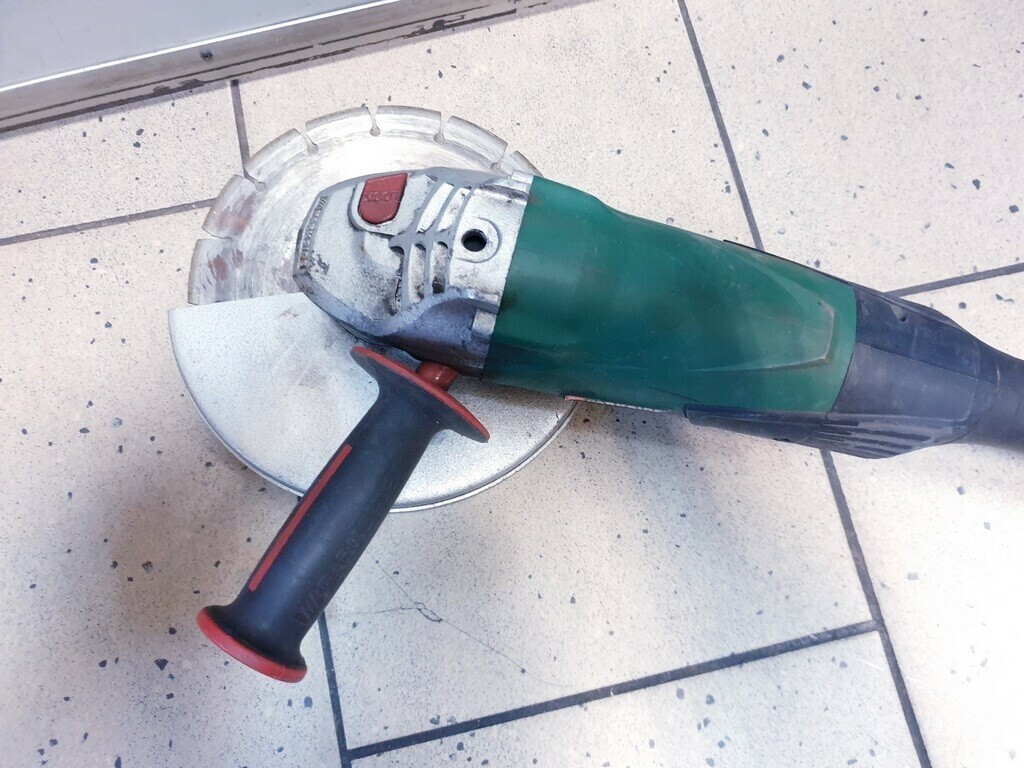 duza-szlifierka-katowa-parkside-230mm-marka-parkside