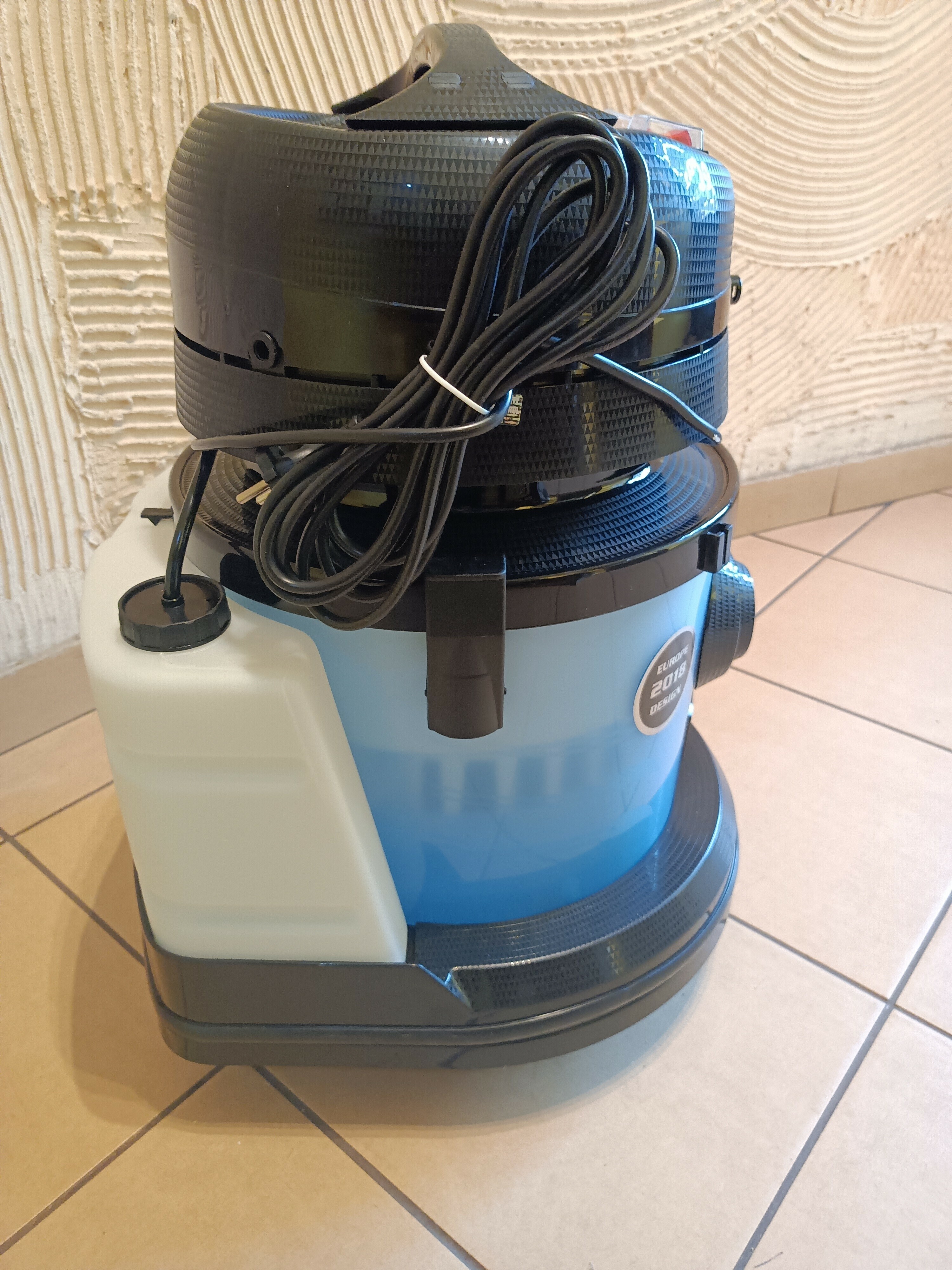 odkurzacz-pioracy-ambasador-europe-2018-jak-nowy-kolor-dominujacy-niebieski