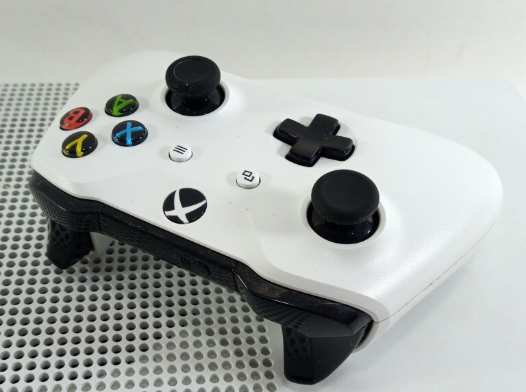 KONSOLA XBOX ONE S + PAD + KABLE