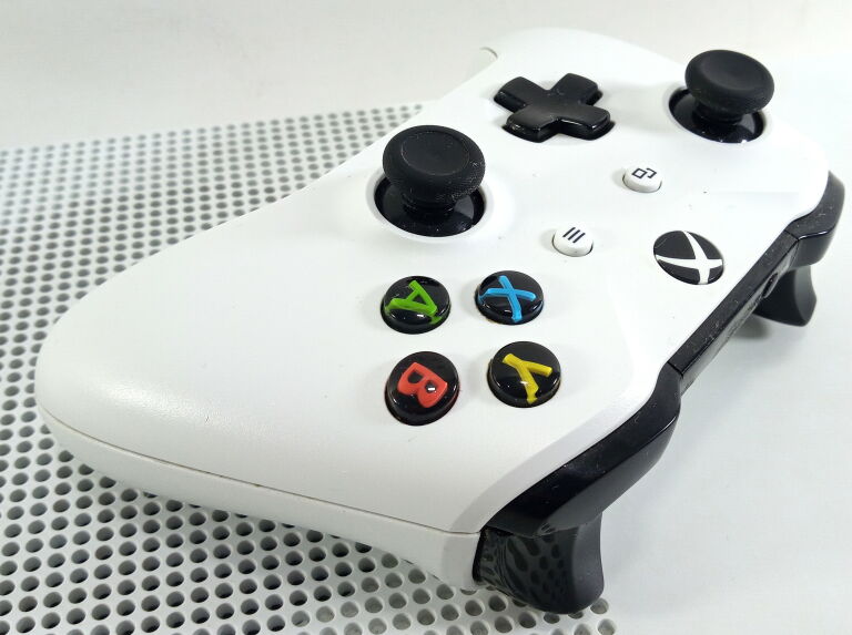 KONSOLA XBOX ONE S + PAD + KABLE