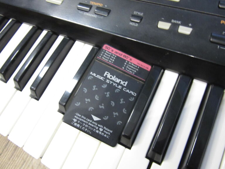 KEYBOARD E-68 ROLAND