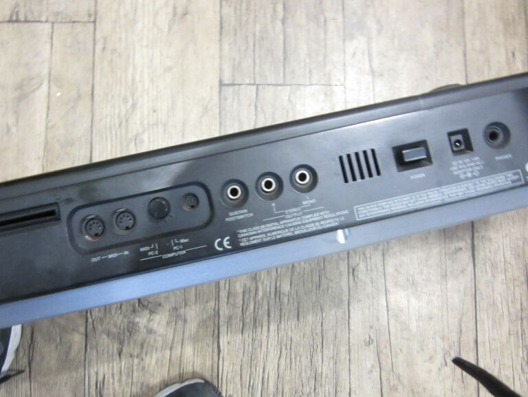 KEYBOARD E-68 ROLAND