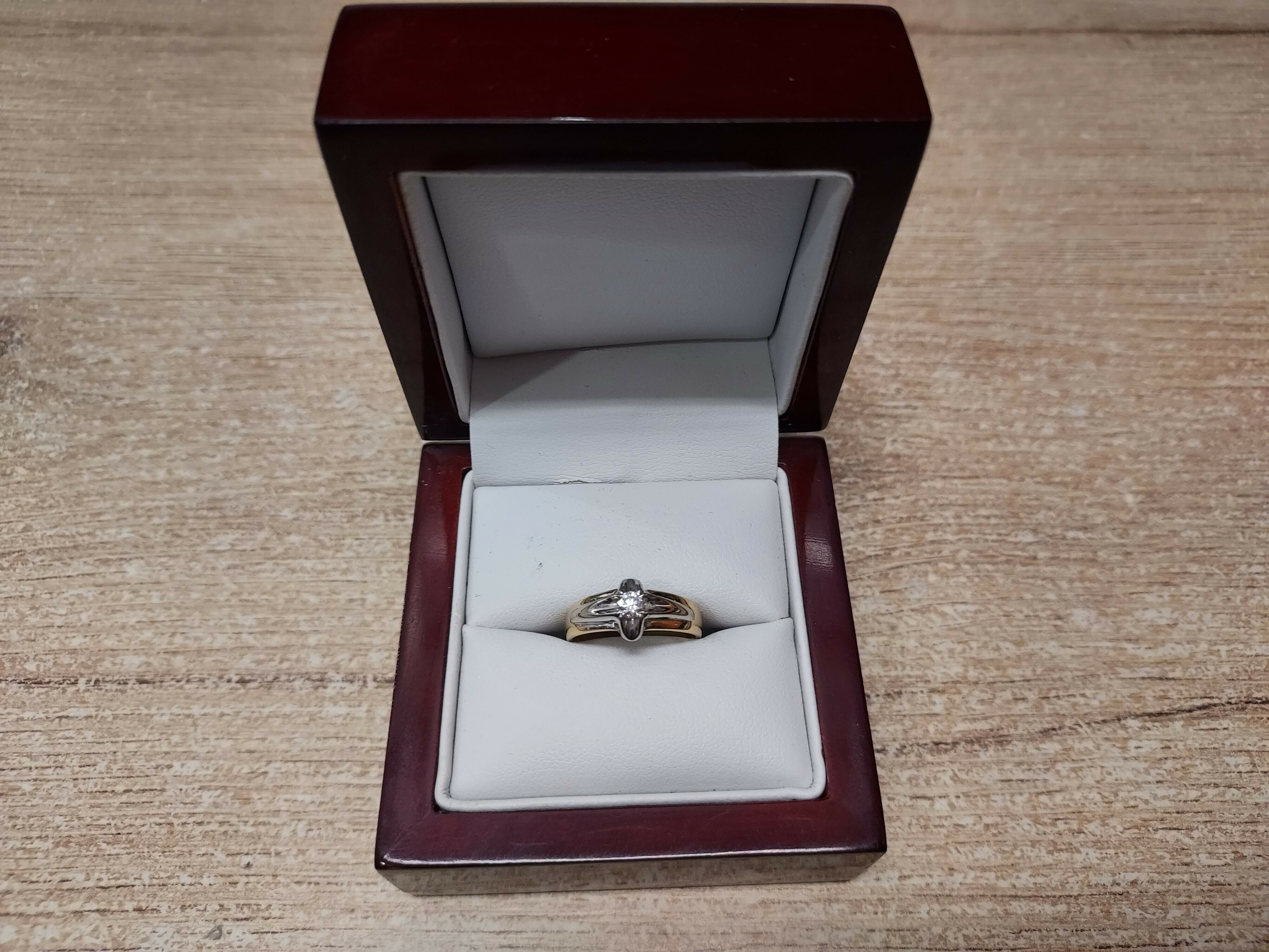 zloty-pierscionek-z-diamentami-pr-585-14k-014-ct-stan-uzywany