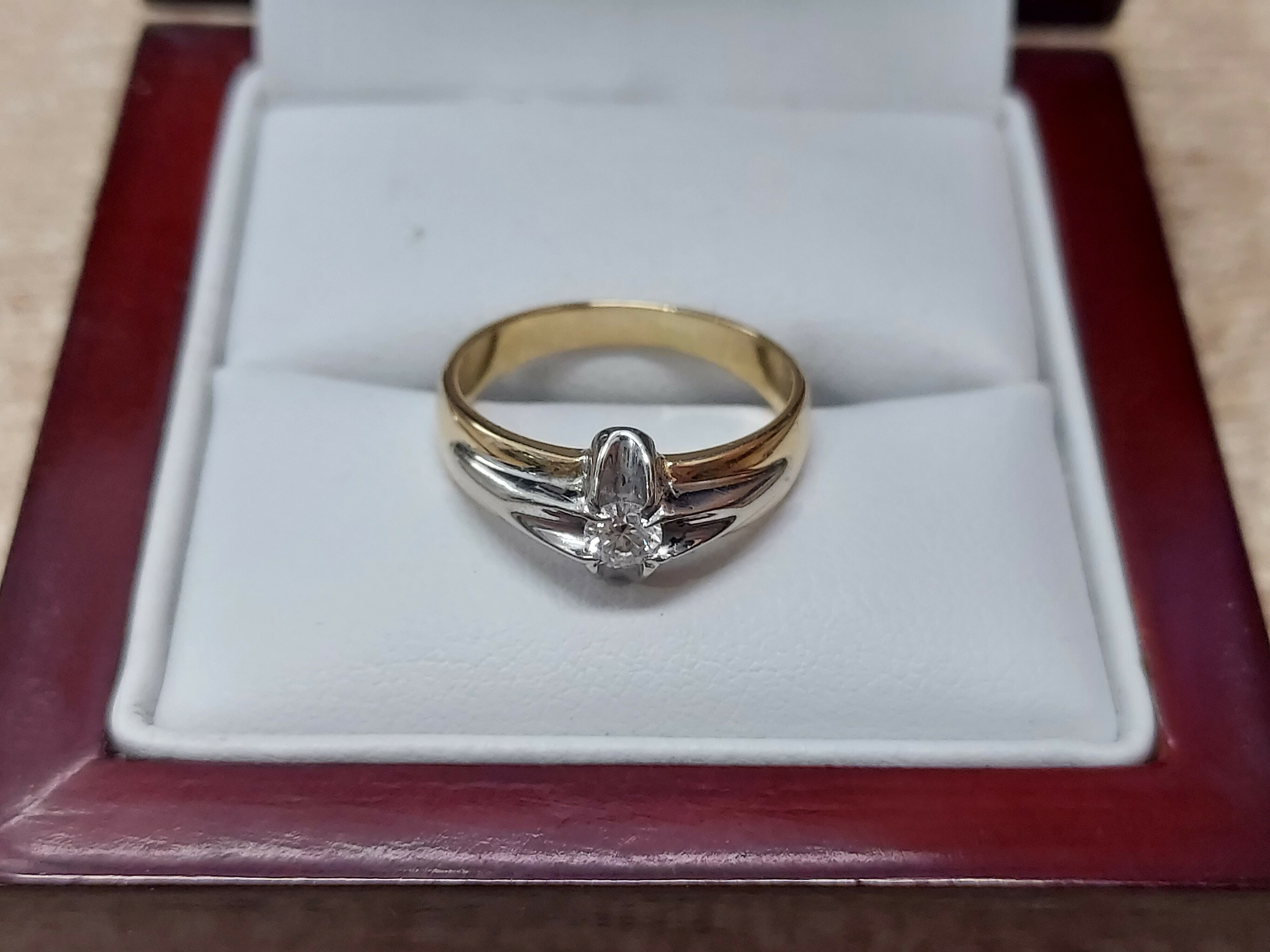 zloty-pierscionek-z-diamentami-pr-585-14k-014-ct-cechy-wystepuje-w-komplecie