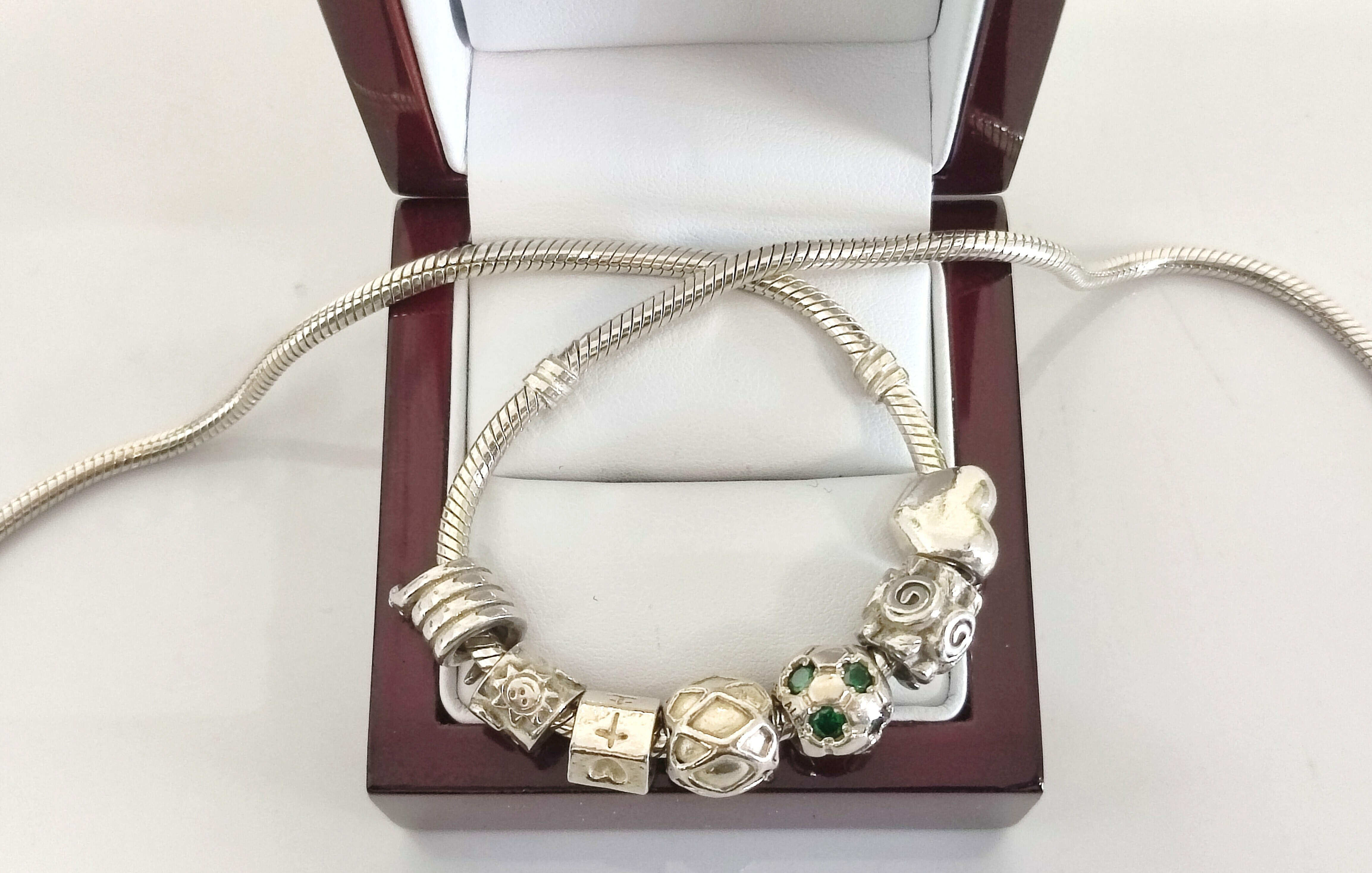 srebrny-naszyjnik-pandora-z-charmsami-925-46cm-cechy-brak