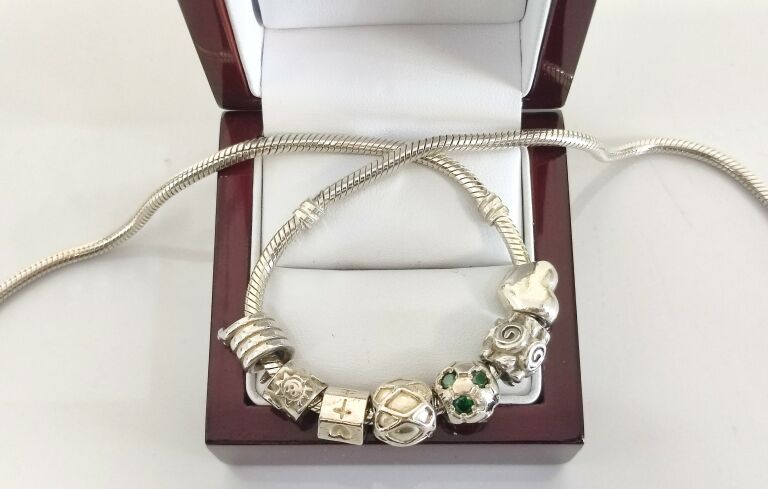 srebrny-naszyjnik-pandora-z-charmsami-925-46cm-cechy-brak