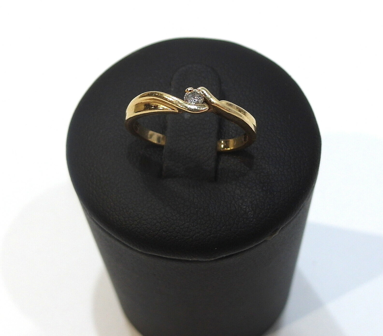 zloty-pierscionek-z-brylantem-224g-585-r12-material-15835-2