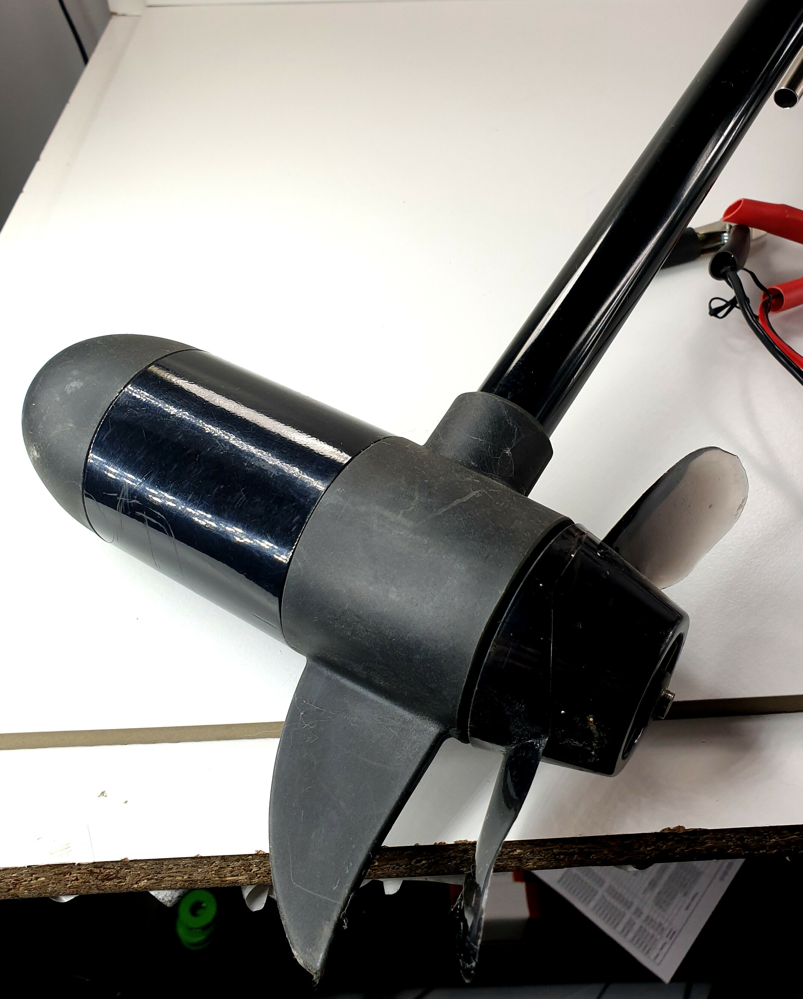 silnik-elektryczny-zaburtowy-sevylor-sbm18-cechy-dodatkowe-wskaznik-naladowania-akumulatora