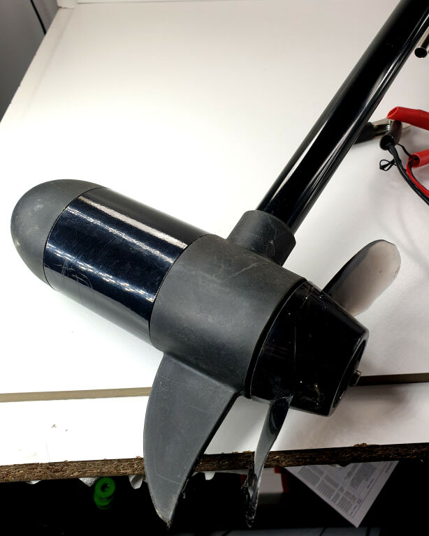 silnik-elektryczny-zaburtowy-sevylor-sbm18-cechy-dodatkowe-wskaznik-naladowania-akumulatora